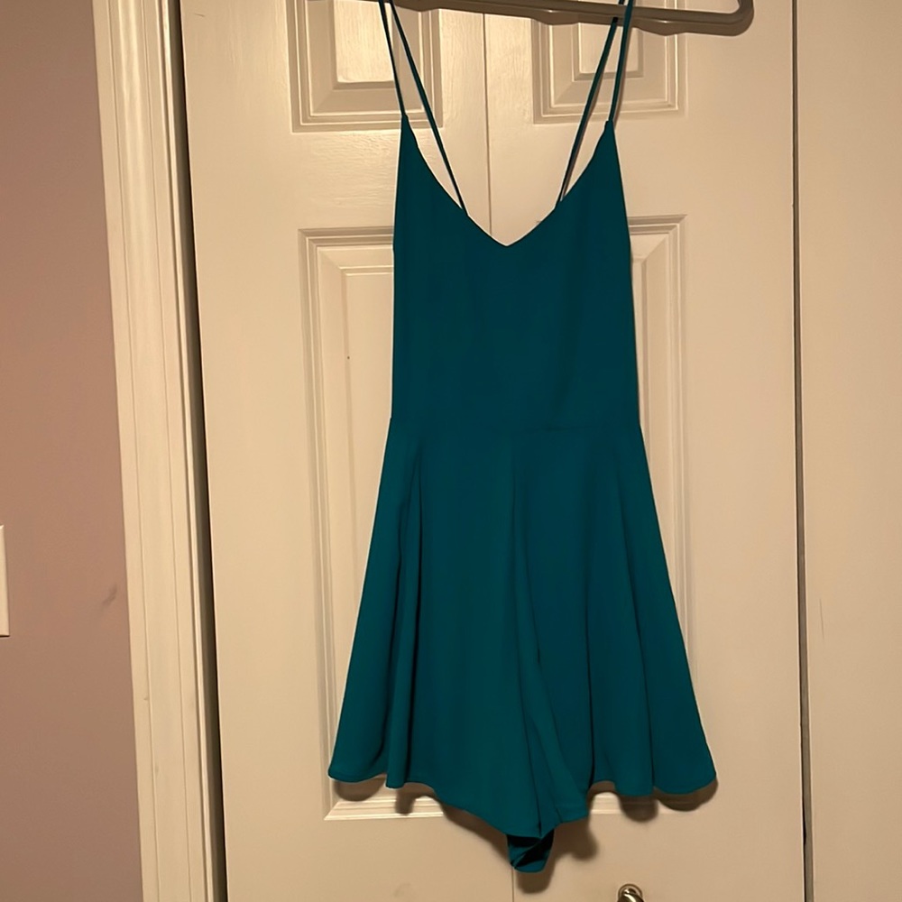 Only worn once adorable cross back romper!